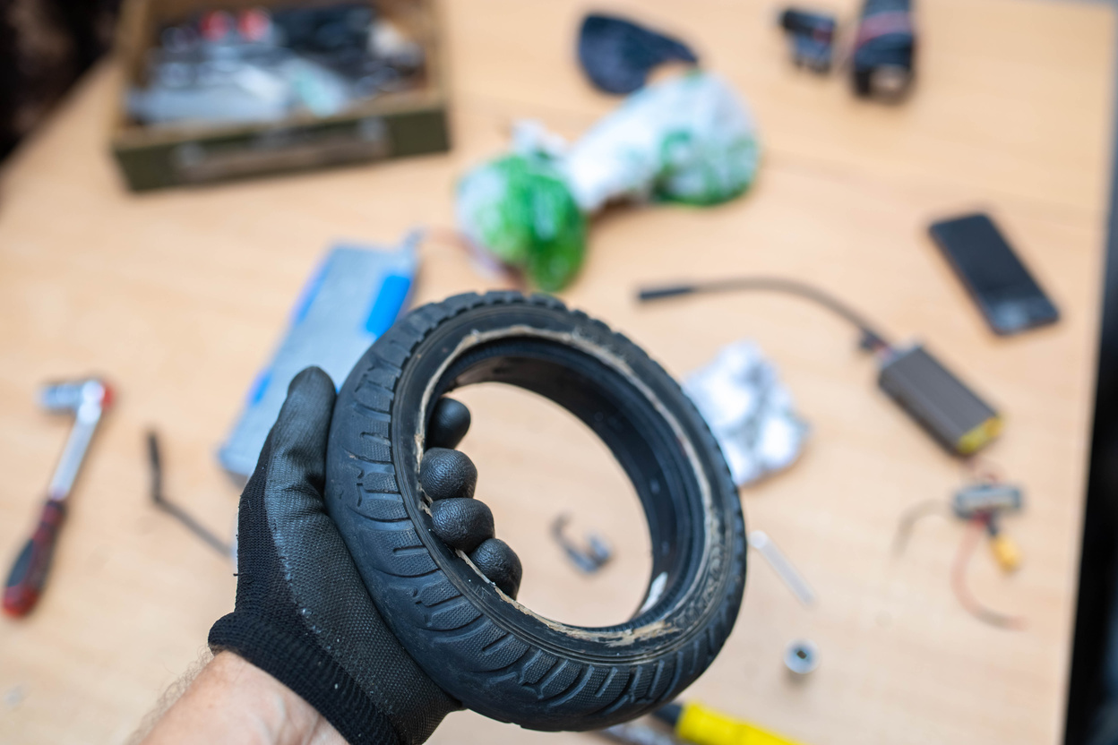 replacement of a rubber tire for an electric scooter wheel, wheel disassembly.